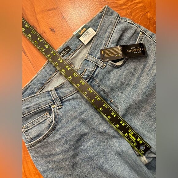 Lee Women's Classic Blue Straight Leg Mid Rise Jeans NWT size 4 - Picture 9 of 12